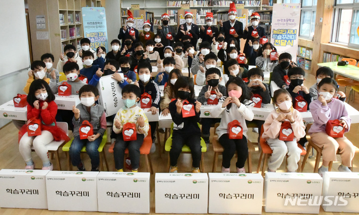 [수원=뉴시스] 경기농협은 16일 안성시 마전초등학교에서 '농업인 자녀 학습용품 꾸러미 전달식'을 가졌다.(사진=경기농협 제공)