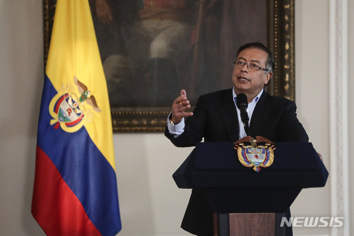 [보고타=AP/뉴시스] 구스타보 페트로 콜롬비아 대통령이 취임 100일을 맞은 2022년 11월 15일 보고타의 대통령궁에서 연설하고 있다. 2022.11.16.
