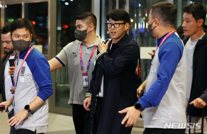 [도하(카타르)=뉴시스] 조성우 기자 = 한국 축구대표팀 손흥민이 16일(현지시간) 오전 카타르 도하 하마드 국제공항을 통해 입국하고 있다. 2022.11.16. xconfind@newsis.com