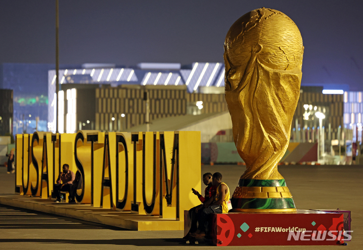 [도하(카타르)=뉴시스] 조성우 기자 = 2022 카타르 월드컵 개막을 닷새 앞둔 15일 오후 결승전이 치러질 카타르 루사일 스타디움 앞에 월드컵 트로피 조형물 설치돼 있다. 2022.11.16. xconfind@newsis.com