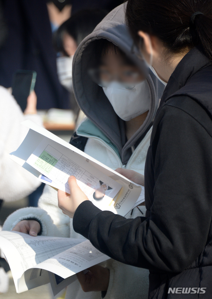 [전주=뉴시스] 김얼 기자 = 2023학년도 대학수학능력시험을 하루 앞둔 16일 전북 전주시 전북대학교 사범대학 부설고등학교에서 수험생들이 수험표를 바라보며 대화를 나누고 있다. 2022.11.16. pmkeul@newsis.com