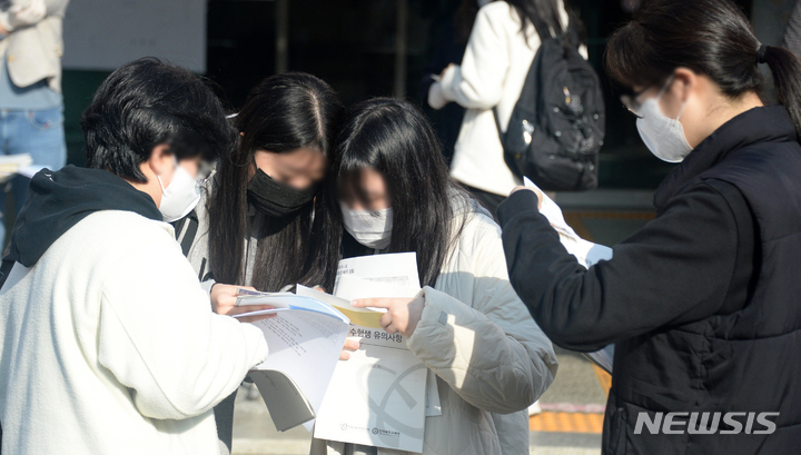 [전주=뉴시스] 김얼 기자 = 2023학년도 대학수학능력시험을 하루 앞둔 16일 전북 전주시 전북대학교 사범대학 부설고등학교에서 수험생들이 수험표를 바라보며 대화를 나누고 있다. 2022.11.16. pmkeul@newsis.com