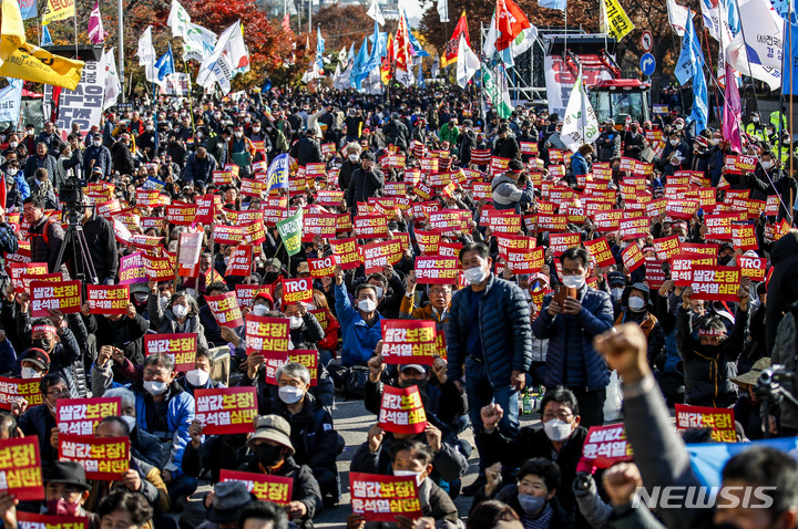 [서울=뉴시스] 정병혁 기자 = 16일 오후 여의도 국민은행 앞에서 윤석열정부 농정규탄 전국농민대회에 참가한 농민들이 구호를 외치고 있다. 2022.11.16. jhope@newsis.com