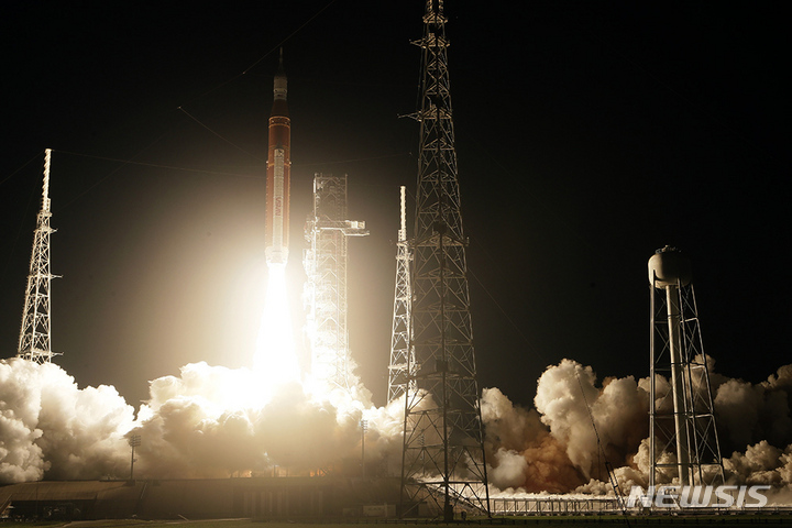 [케이프커내버럴=AP/뉴시스]나사의 달 탐사 프로젝트 로켓 '아르테미스 1호'가 16일(현지시간) 미국 플로리다 케이프커내버럴 케네디우주센터의 39B 발사대에서 발사되고 있다. 2022.11.16.