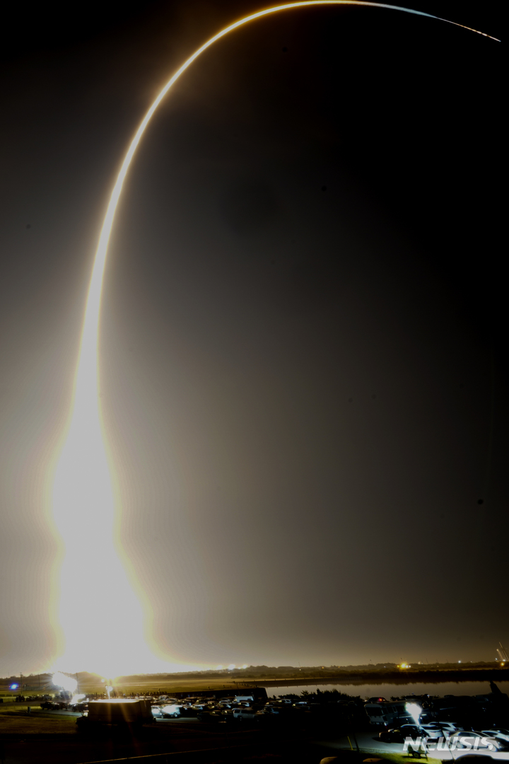 [케이프커내버럴=AP/뉴시스]나사의 달 탐사 프로젝트 로켓 '아르테미스 1호'가 16일(현지시간) 미국 플로리다 케이프커내버럴 케네디우주센터의 39B 발사대에서 발사되고 있다. 2022.11.16.