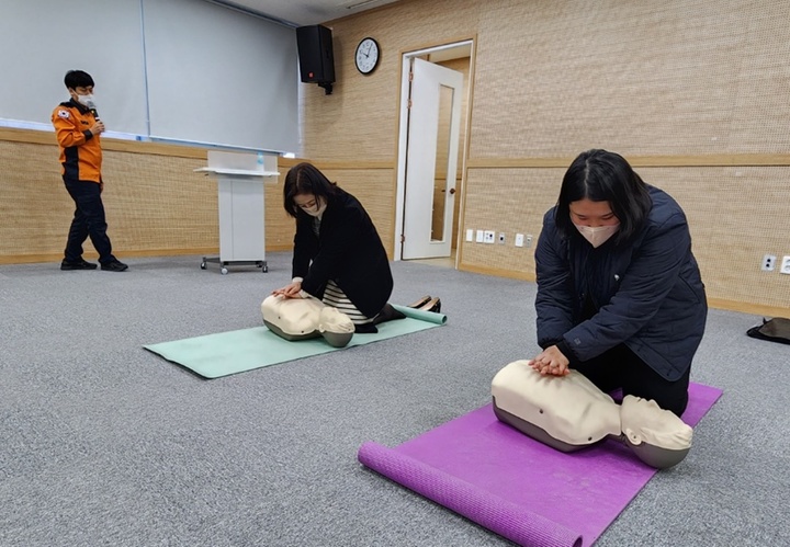 [완주=뉴시스] 강명수 기자 =전북 완주군은 도서관 이용객의 안전 확보를 위해 콩쥐팥쥐도서관 직원들을 대상으로 한 소방 안전교육을 실시했다고 17일 밝혔다. (사진 =완주군 제공) 2022.11.17. photo@newsis.com *재판매 및 DB 금지