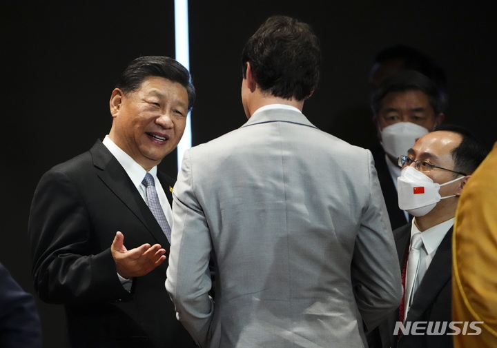 [발리=AP/뉴시스] 시진핑 중국 국가주석(왼쪽)이 16일(현지시간) 인도네시아 발리에서 열린 주요20개국(G20) 정상회의 마지막 날 연회에서 트뤼도 쥐스탱 트뤼도 캐나다 총리(가운데)를 만나 대화를 나누고 있다. 시 주석은 비공개 대화 내용이 유출됐다며 불쾌감을 표시했다. 2022.11.17