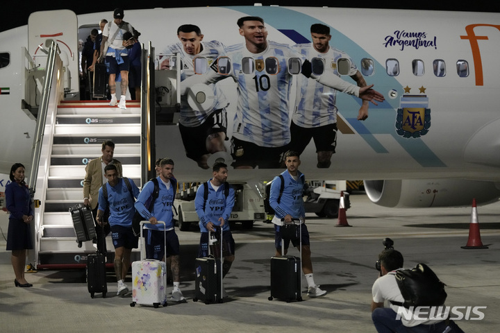 [도하=AP/뉴시스]아르헨티나 축구대표팀이 18일(한국시간) 2022 카타르 월드컵을 앞두고 카타르 도하 하마드 국제공항에 도착했다. 