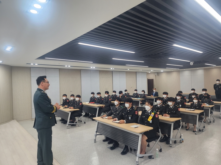 육군 사이버작전센터장 곽열목 장군이 ‘꿈과 희망은 반드시 이루어진다’란 주제로 국방기술행정과 재학생을 대상으로 특강하고 있다. *재판매 및 DB 금지