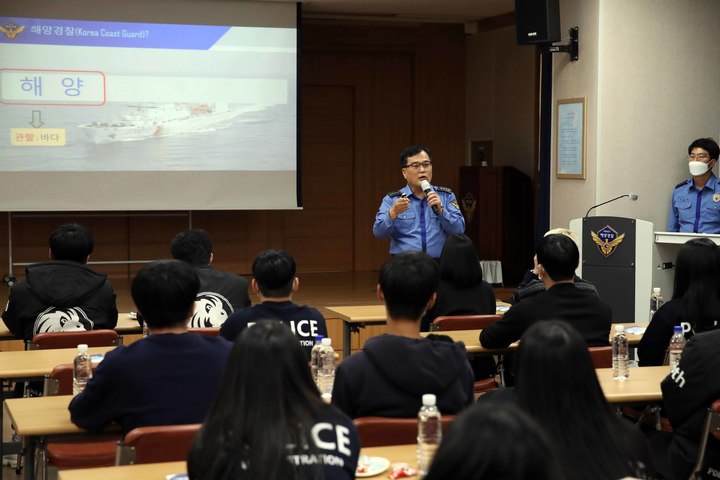 [부산=뉴시스] 남해지방해양경찰청은 18일 오후 신라대학교 경찰행정학과 교수와 재학생 등 40여 명을 대상으로 특강 및 채용설명회, 견학 등을 진행했다고 밝혔다. (사진=남해해경청 제공) *재판매 및 DB 금지