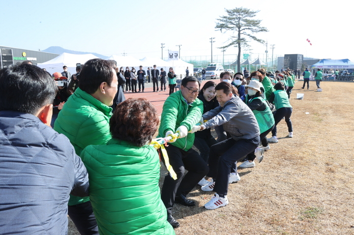 [포항=뉴시스] 강진구 기자 = 경북 포항시새마을회(회장 이상해)는 18일 오전 기계면 문성리 새마을운동발상지운동장에서 ‘2022 새마을문화제’를 개최했다.(사진=포항시 제공) 2022.11.18.photo@newsis.com *재판매 및 DB 금지