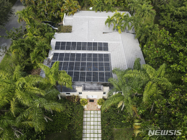 [사우스마이애미=AP/뉴시스]플로리다 사우스마이애미에서 촬영된 민간주택 태양광 패널 모습. 2022.12.02.