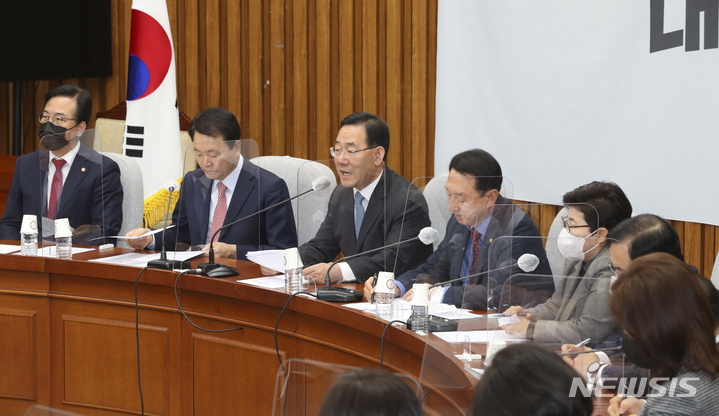 [서울=뉴시스] 최진석 기자 = 주호영(왼쪽 세번째) 국민의힘 원내대표가 18일 서울 여의도 국회에서 열린 원내대책회의에서 발언하고 있다. 2022.11.18. myjs@newsis.com