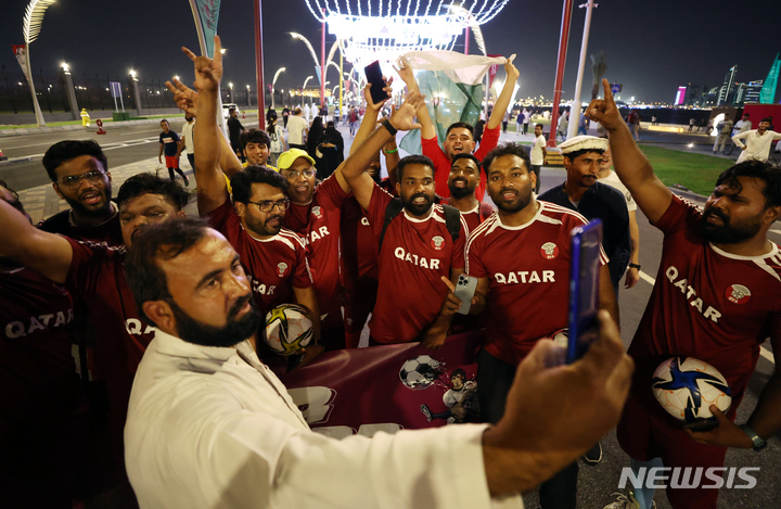 [도하(카타르)=뉴시스] 조성우 기자 = 2022 카타르 월드컵 개막을 사흘 앞둔 17일(현지시간) 오후 카타르 도하 코니시 로드 인근에서 카타르 유니폼을 입은 축구팬들이 응원전을 펼치고 있다. 2022.11.18. xconfind@newsis.com