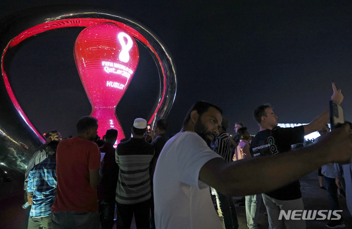[도하(카타르)=뉴시스] 조성우 기자 = 2022 카타르 월드컵 개막을 사흘 앞둔 17일(현지시간) 오후 카타르 도하 코니시 로드 인근에 설치된 카타르 월드컵 카운트다운 시계 앞에 시민과 관광객들이 몰려있다. 2022.11.18. xconfind@newsis.com