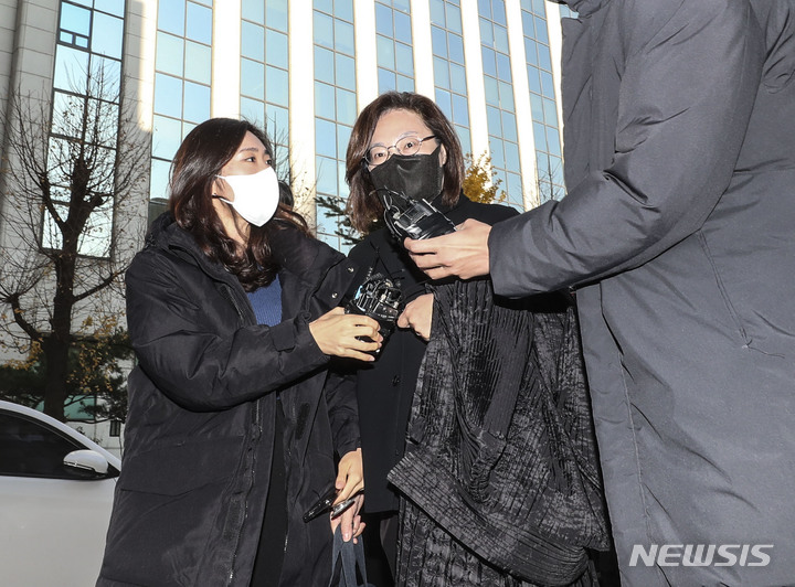 [서울=뉴시스] 김근수 기자 = 박희영 용산구청장이 18일 오전 서울 마포구 서울 경찰청 이태원 참사 특별수사본부에 출석하고 있다. 2022.11.18. ks@newsis.com