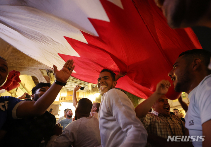 [도하(카타르)=뉴시스] 조성우 기자 = 2022 카타르 월드컵 개막을 사흘 앞둔 17일(현지시간) 오후 카타르 도하 수크 와키프 거리에서 시민들이 카타르 국기를 펼치며 응원전을 하고 있다. 2022.11.18. xconfind@newsis.com
