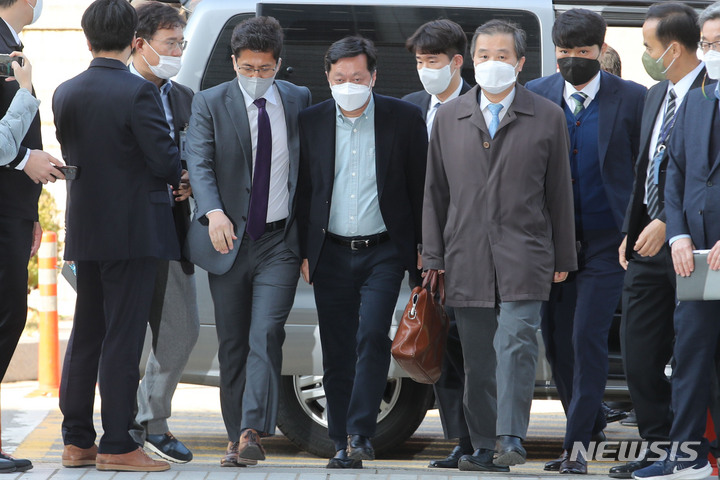 [서울=뉴시스] 권창회 기자 = 정진상 더불어민주당 대표실 정책조정실장이 18일 오후 서울 서초구 서울중앙지방법원에서 열린 구속 전 피의자 심문(영장실질심사)에 출석하고 있다. 정 실장은 특정범죄 가중처벌 등에 관한 법률 위반(뇌물), 부정처사 후 수뢰, 부패방지법 위반, 증거인멸교사 혐의를 받고 있다. 2022.11.18. kch0523@newsis.com