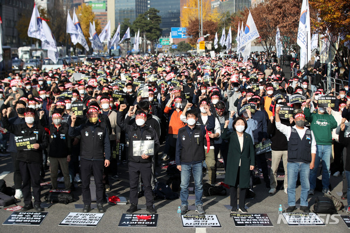 [서울=뉴시스] 김선웅 기자 = 전국철도노동조합 서울지방본부가 18일 서울 용산구 서울역 인근에서 철도노동자 총파업 결의대회를 열고 원희룡 국토교통부 장관을 규탄하며 현장 책임전가, 정원감축 중단 및 안전인력 충원을 촉구하고 있다. 2022.11.18. mangusta@newsis.com