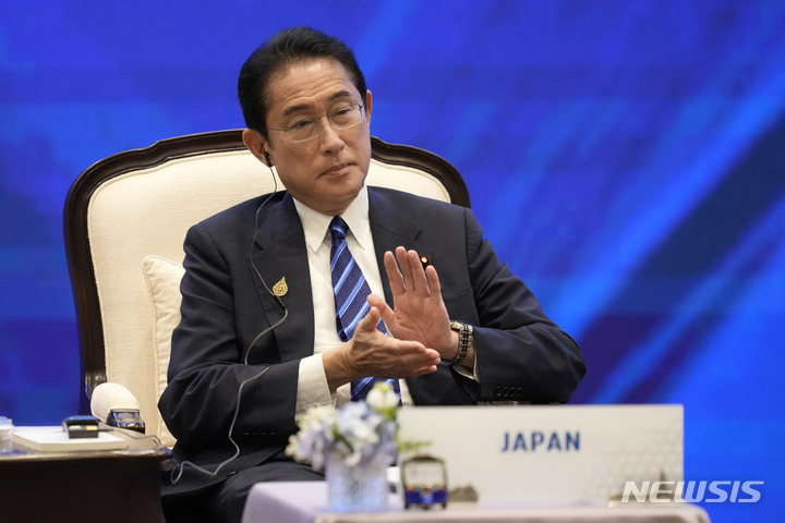 [방콕=AP/뉴시스]기시다 후미오 일본 총리가지난달  18일 태국 수도 방콕에서 열린 아시아태평양경제협력체(APEC) 정상회의의 일환인 APEC 정상회의와 APEC 기업자문위원회와의 대화에서 박수를 치고 있다. 2022.12.09.