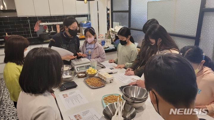 [창원=뉴시스] 홍정명 기자= 19일 오전 경남 창원시 마산회원구 내서읍 내서마을학교에서 경남도교육청과 사회적협동조합 마을을담다 주관 '청소년수학품다동아리 짬뽕수학' 프로그램이 진행되고 있다.(사진=경남도교육청 제공)2022.11.19. photo@newsis.com 