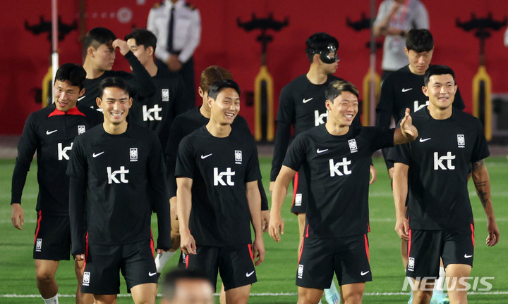 [도하(카타르)=뉴시스] 조성우 기자 = 대한민국 축구대표팀 손흥민 등 선수들이 18일(현지시간) 오후 카타르 도하 알 에글라 트레이닝센터에서 훈련에 나서고 있다. 2022.11.19. xconfind@newsis.com