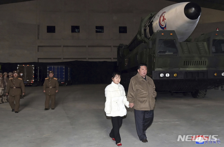 [평양=AP/뉴시스] 북한 조선중앙통신에 공개한 사진에 18일 김정은(오른쪽) 북한 국무위원장이 딸의 손을 잡고 화성-17형 대륙간탄도미사일(ICBM) 시험 발사장을 현지 지도하고 있다. 2022.11.19.