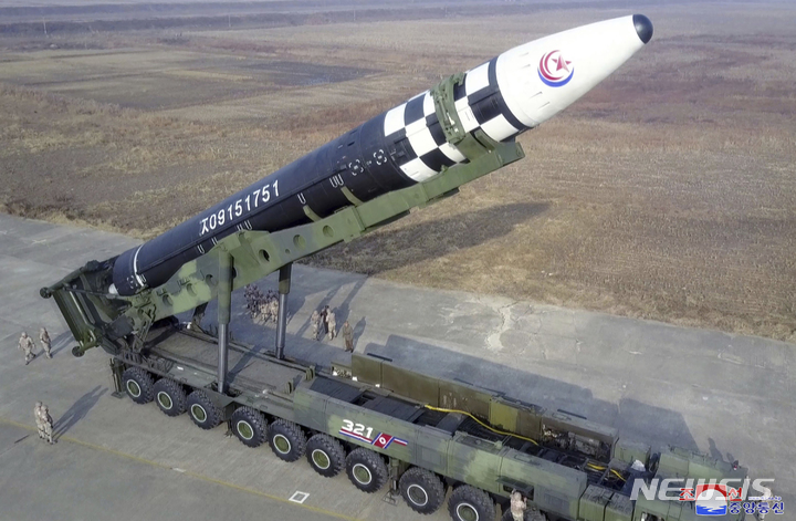 [평양=AP/뉴시스] 북한 조선중앙통신에 공개한 사진에 18일 북한 모처에서 화성-17형 대륙간탄도미사일(ICBM)이 시험 발사 대기하고 있다. 2022.11.19.