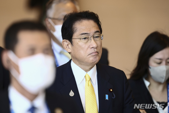 [방콕=AP/뉴시스]지난 19일 기시다 후미오 일본 총리가 아시아태평양경제협력체(APEC) 정상회의에 참석하기 위해 태국 방콕에 도착했다. 2022.11.30.