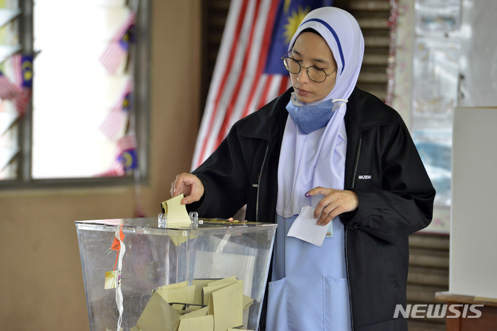 [알로르 세타르( 말레이시아)= AP/뉴시스] 11월 19일 실시된 말레이시아 총선에 참가한 케다주 알로르 세타르의 한 여성유권자가 투표하고 있다.  