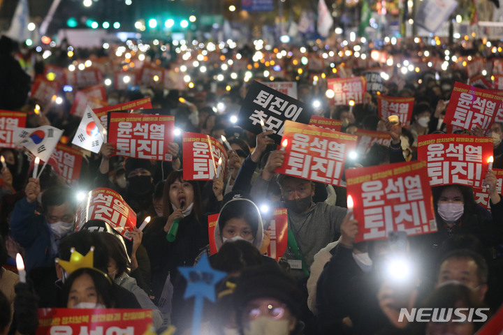 [서울=뉴시스] 권창회 기자 = 19일 오후 서울 중구 숭례문 일대에서 촛불전환행동 주최로 윤석열 정부를 규탄하는 촛불집회가 열리고 있다. 2022.11.19. kch0523@newsis.com