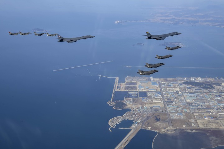 [서울=뉴시스] 권창회 기자 = 합동참모본부는 한미가 19일 미 공군의 B-1B 전략폭격기가 한반도에 재전개한 가운데 연합공중훈련을 실시했다고 밝혔다. 미국 전략폭격기 B-1B의 한반도 재전개는 북한의 대륙간탄도미사일(ICBM) 도발 하루 만에 이뤄졌다. 사진은 이날 한미 연합공중훈련 모습. (사진= 합동참모본부 제공) 2022.11.19. photo@newsis.com *재판매 및 DB 금지