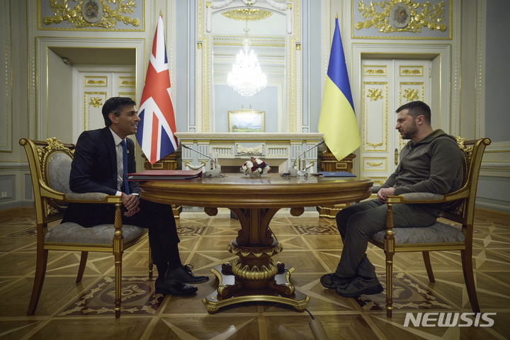 [키이우=AP/뉴시스] 리시 수낵 영국 총리가 지난해 11월 19일(현지시간) 우크라이나를 깜짝 방문, 수도 키이우에서 볼로디미르 젤렌스키 우크라이나 대통령과 회담하고 있다. 2023.02.03.