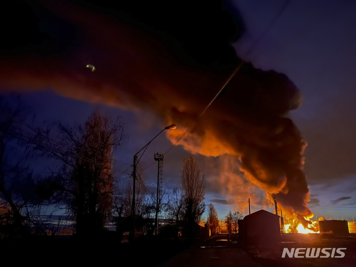 [헤르손=AP/뉴시스] 19일(현지시간) 우크라이나 남부 헤르손 지역에서 러시아군 공격으로 화재가 발생해 연기 기둥이 피어오르고 있다. 2022.11.20.