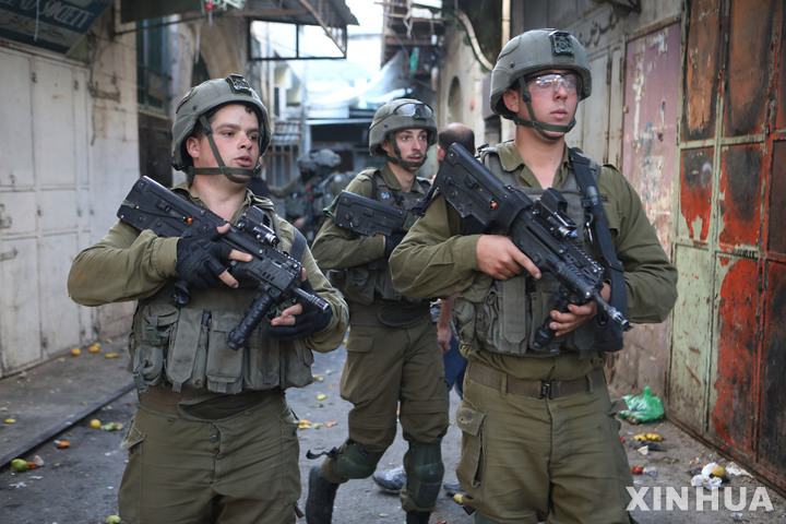 [ 헤브론( 서안지구)=신화/뉴시스] 2022년 11월 20일 이스라엘군이 서안지구의 헤브론 시내 팔레스타인 주거지역으로 진격하고 있다.  