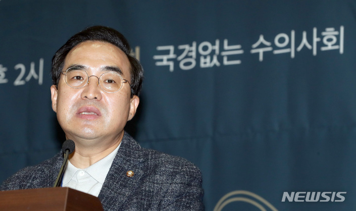 [서울=뉴시스] 전진환 기자 = 박홍근 더불어민주당 원내대표가 20일 오후 서울 여의도 국회 의원회관에서 열린 국경없는 수의사회 심포지엄에 참석해 축사를 하고 있다. 2022.11.20 amin2@newsis.com