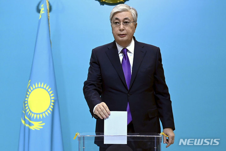 [아스타나=AP/뉴시스]카자흐스탄 수도 아스타나에서 카심-조마르트 대통령이 지난해 11월 치러진 조기 대통령 선거에 투표하고 있다. 2022.11.21.
