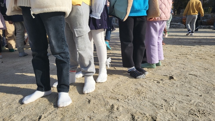 [뉴시스=세종]신발을 신지 않고 화재 발생 후 유치원생들이 맨발로 대피해 지정 장소에 서있다. 2022.11.21. ssong1007@newsis.com *재판매 및 DB 금지