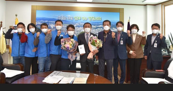 이동욱 경산시의원 (오른쪽서 5번째), 전국시군구공무원 노동조합연맹 감사패 받아 *재판매 및 DB 금지