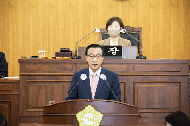 [울산=뉴시스] 박수지 기자 =박천동 울산 북구청장이 21일 북구의회 제209회 정례회에서 2023년도 예산안 제출에 즈음한 시정연설을 하고 있다. 2022.11.21. (사진=북구 제공) photo@newsis.com *재판매 및 DB 금지