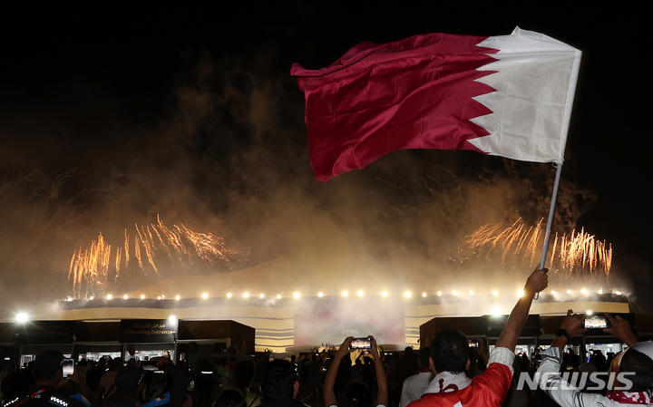 [도하(카타르)=뉴시스] 백동현 기자 = 20일(현지시간) 카타르 도하 알 베이트 경기장에서 카타르 축구 팬들이 2022 카타르 월드컵 공식 개막을 알리는 불꽃놀이를 바라보고 있다. 2022.11.21. livertrent@newsis.com