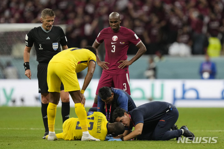 [알코르=AP/뉴시스]카타르 월드컵 개막전에서 부상으로 쓰러진 에콰도르 공격수 에네르 발렌시아. 2022.11.21. 