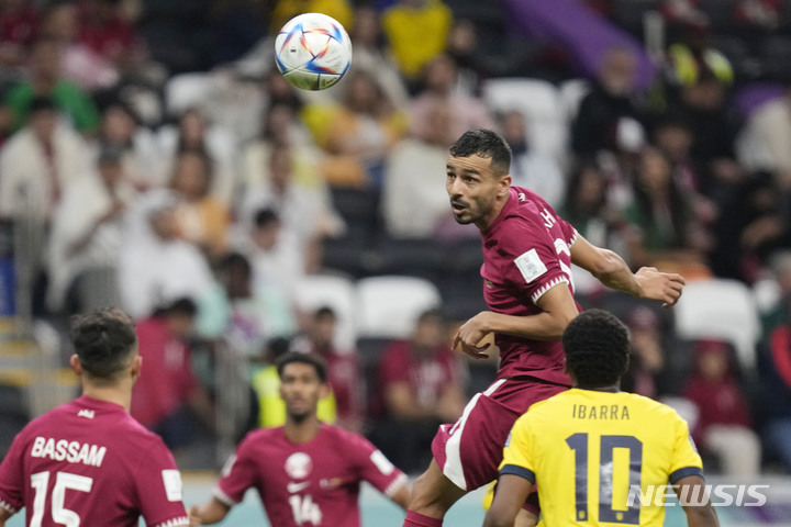 [도하=AP/뉴시스] 20일(현지시간) 카타르 도하 알코르 알바이트 스타디움에서 열린 2022 카타르 월드컵 조별리그 A조 1차전 카타르와 에콰도르의 경기, 카타르 부알렘 쿠키가 헤딩하고 있다. 2022.11.21.