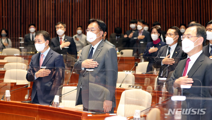 [서울=뉴시스] 전진환 기자 = 정진석 국민의힘 비상대책위원장이 21일 오전 서울 여의도 국회 예결위회의장에서 열린 의원총회에 참석해 동료의원들과 국민의례를 하고 있다. 2022.11.21 amin2@newsis.com