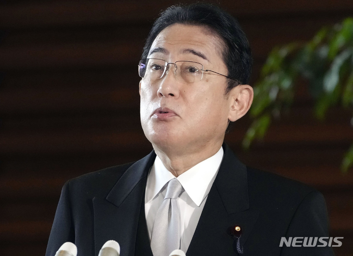 [도쿄=교도·AP/뉴시스]기시다 후미오 일본 총리가 지난 21일 일본 도쿄 총리 관저에서 기자들과 이야기하고 있다. 2022.11.30.