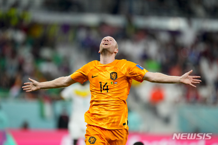 [도하=AP/뉴시스] 네덜란드의 다비 클라선이 21일(현지시간) 카타르 도하의 알투마마 경기장에서 열린 2022 카타르 월드컵 조별리그 A조 1차전 세네갈과의 경기 후반 54분 추가 골을 넣은 후 기뻐하고 있다. 2022.11.22. 