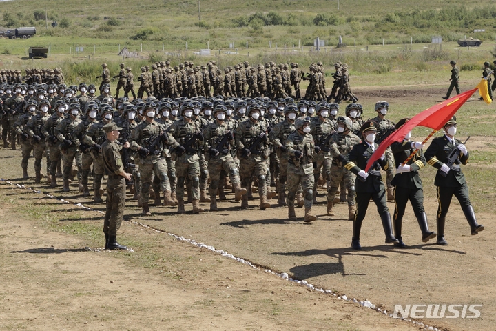 [=AP/뉴시스]러시아 국방부 공보국이 공개한 이 사진은 지난 8월31일 러시아 극동 프리모르스키 지방의 세르게예프스키 훈련장에서 열린 '보스토크 2022' 합동군사훈련 중국 인민해방군 병사들이 행진하는 모습이다. 2022.11.30.
