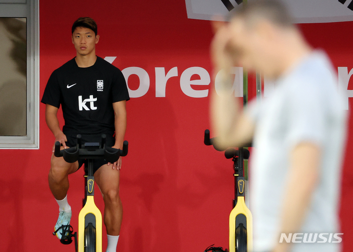 [도하(카타르)=뉴시스] 조성우 기자 = 대한민국 축구대표팀 황희찬이 22일(현지시간) 오후 카타르 도하 알 에글라 트레이닝센터에서 자전거를 타고 있다. 2022.11.22. xconfind@newsis.com