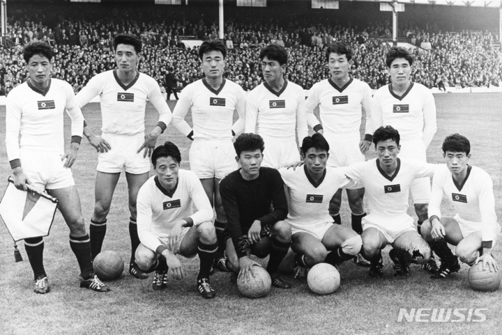 [리버풀=뉴시스/AP] 1966 잉글랜드 월드컵에 참가한 북한 대표팀. 1966.7.28 *재판매 및 DB 금지