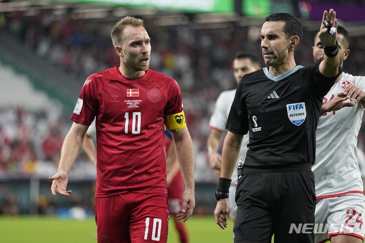[도하=AP/뉴시스] 덴마크의 크리스티안 에릭센(왼쪽)이 22일(한국시간) 카타르 알 라이얀 에듀케이션 시티 스타디움에서 열린 튀니지와 2022 FIFA 카타르 월드컵 D조 첫 경기에서 주심에게 항의하고 있다. 2022.11.22.